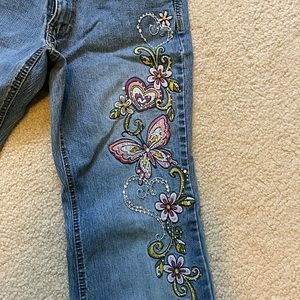 They are a size 5/6 but fit like a 4.. Having just a bit of stretch